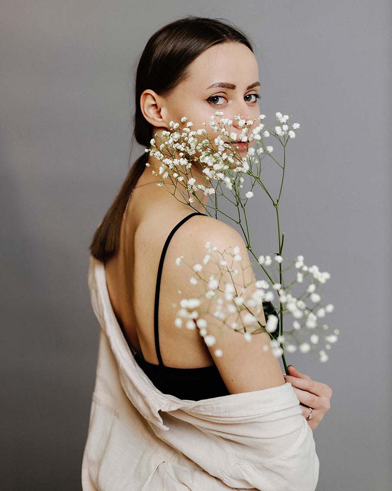 portrait of diverse girl with flowers girls power Z9UMEKJ